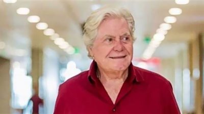 حسين فهمي يكشف سبب تقليل مطبوعات مهرجان القاهرة السينمائي