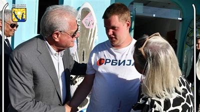 فودة يلتقي الطفل الصربي نيكولا المريض بالتوحد في شرم الشيخ