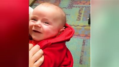 تصرف مفاجئ لرضيع يسمع لأول مرة في حياته