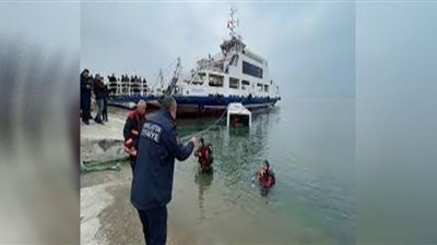 سقوط حافلة ركاب في بحيرة| شاهد