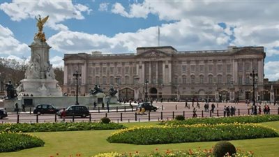 أبواب قصر باكنغهام تحمل نعي الملكة إليزابيث