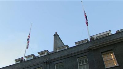 لحظة تنكيس أعلام بريطانيا حدادًا على الملكة إليزابيث.. شاهد