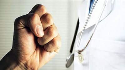 سلسلة متواصلة من الاعتداءات على الأطباء بالمستشفيات