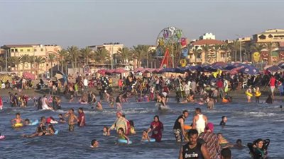 إقبال كبير على شواطئ مصيف بلطيم الستة واستمرار حملات النظافة