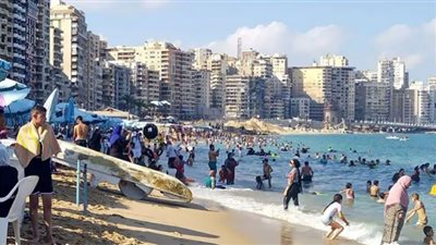 المصطافين تودع شواطئ الاسكندرية زحام شديد للاستمتاع بمياه البحر
