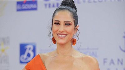 حنان مطاوع تودع الصيف بإطلالة جذابة (صور)