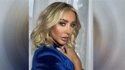 جويل مردينيان تعتمد موضة الأزرق (فيديو)