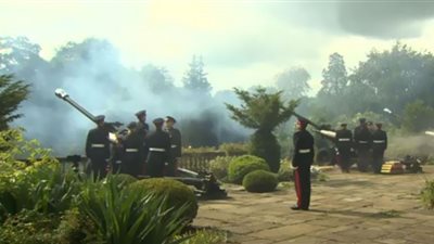 إطلاق 96 طلقة مدفعية تكريمًا للملكة إليزابيث الثانية (شاهد)