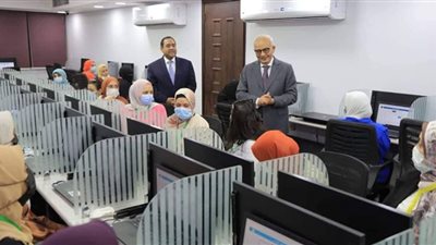 وزير التعليم يتفقد امتحانات المتقدمين لوظيفة معلم رياض أطفال