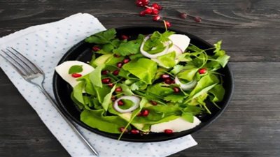 حضري سلطة الجرجير بالرمان في بضع دقائق