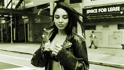 بهوت شورت فضفاض سلمى أبو ضيف تشبه عارضات الأزياء