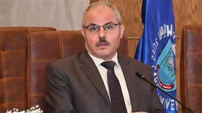 رئيس جامعة قناة السويس يهنئ الطلاب الفائزين بالدورة التنشيطية الصيفية