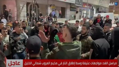 فلسطينيون يوزعون الحلوى ابتهاجًا بعملية القدس.. شاهد
