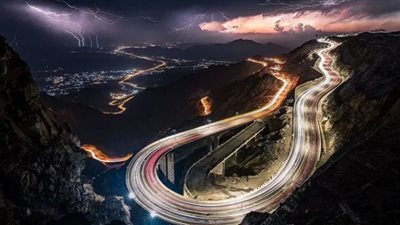 مصور سعودى يخطف أنظار العالم ببرق مكة على بعد 2000 م