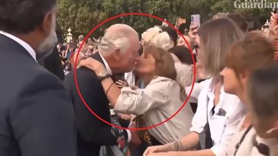 الملك تشارلز بدأها بقبلة لتحية الحشود.. شاهد