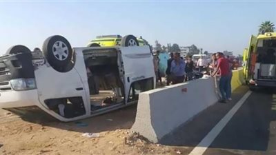 انقلاب ميكروباص بالطريق الصحراوي بوادي النطرون