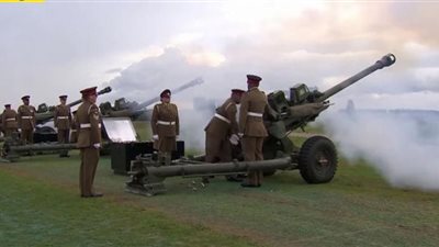 إطلاق 96 قذيفة مدفعية إحياء لروح الملكة إليزابيث.. شاهد