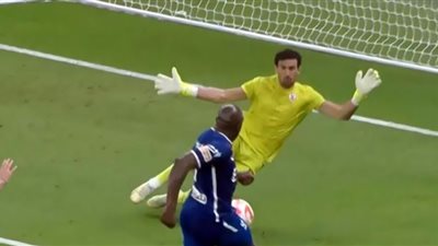 شاهد.. مهاجم الهلال يشيد بأداء محمد عواد حارس الزمالك