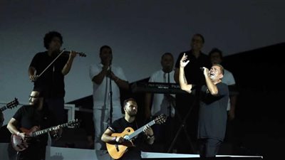 عمرو دياب يفتتح كأس سوبر لوسيل بـ «لوك جديد»