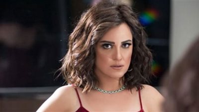 ريهام عبد الغفور تخطف الأنظار بالرمادي اللامع في مهرجان القاهرة السينمائي