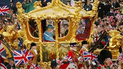 تشارلز يرث تركة ضخمة من والدته.. تيجان ومجوهرات بالمليارات| شاهد