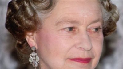 مجوهرات الملكة اليزابيث .. لكل نوع سر وحكاية مع الملوك والرؤساء