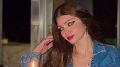 ياسمين الخطيب تخطف الأنظار بفستان برتقالي جريء.. شاهد