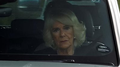 كاميلا مكلة بريطانيا الجديدة.. أول ظهور علنى من قصر باكنجهام