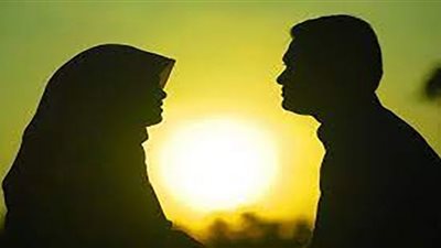 احتضان الزوج لزوجته يزيد من الود والمحبة.. والمواطنين: من أصل الدين