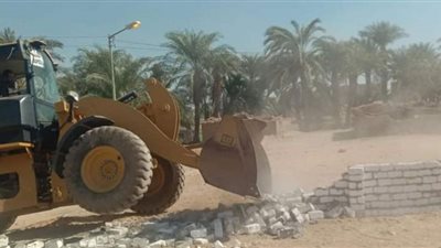 إزالة 15 حالة تعدِ على أملاك الدولة بمركز فرشوط