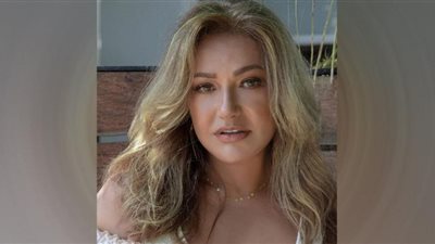 ليلى علوي تتألق بصيحة الأكتاف المكشوفة في مهرجان القاهرة السينمائي