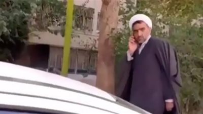 طالبات تزف رجل دين وتطرده من المدرسة في إيران (فيديو)