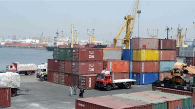 استمرار فتح البوغاز رغم سوء الاحوال الجوية بالإسكندرية