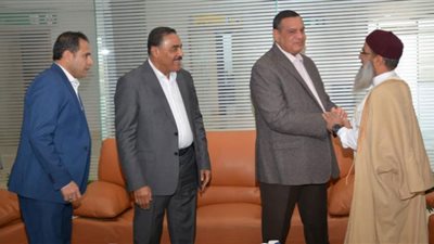 وزير التنمية المحلية يلتقي عمد ومشايخ وأهالي مطروح