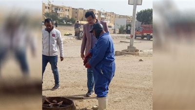 تطهير خط الصرف الصحي في منطقة مساكن السيل بفايد