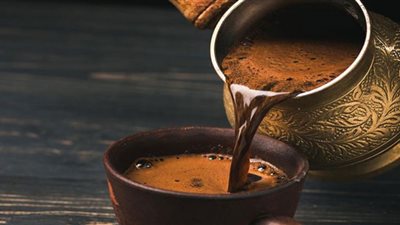 خبيرة تغذية تحدد فئة ممنوعة عن شرب القهوة