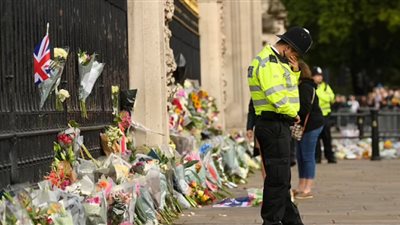 بريطانيا تودع الملكة إليزابيث أمام قصر باكنجهام بالدموع والأزهار