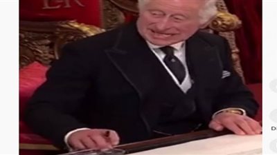 قلم يُزعج الملك تشارلز لحظة توقيع أوراق تنصيبه (شاهد)