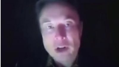 قمة العشرين| سر ظهور أغنى رجل بالعالم في غرفة مظلمة (فيديو)