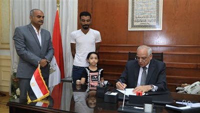 محافظ الجيزة يسلم محلًا حضاريًا بروضة السودان لصاحب عربة الفول بالدقي