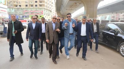 محافظ الجيزة يعاين الأعمال الإنشائية لمواقف السرفيس الحضارية بالمريوطية