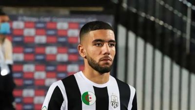 القندوسي لاعباً في النادي الأهلي