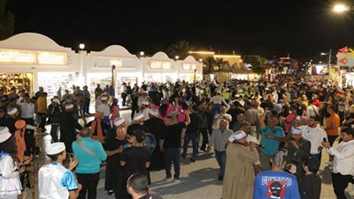 ضيوف مصر يتفاعلون مع فرق قصور الثقافة للفنون الشعبية