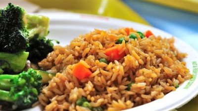 لوزن مثالي وقوام ممشوق حضري أرز بني بالخضار