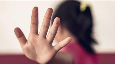 علقة موت لعامل تعدى على طفلة