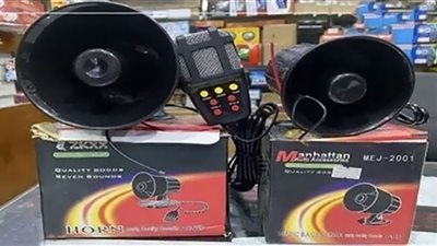 ضبط أجهزة تنبيه صوتي وضوئي وملصقات لمركبات الطوارئ محظور تداولها