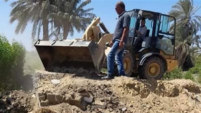 إزالة 9 حالات تعد على الأراضي الزراعية بإطسا في الفيوم