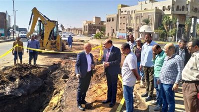 محافظ أسوان يطمئن على ضخ مياه الشرب عقب إصلاح كسر