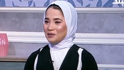 مطربة من قصار القامة توجه رسالة إلى تامر حسني (فيديو)
