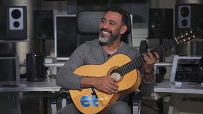 عمرو مصطفى يقدم فقرة غنائية في 